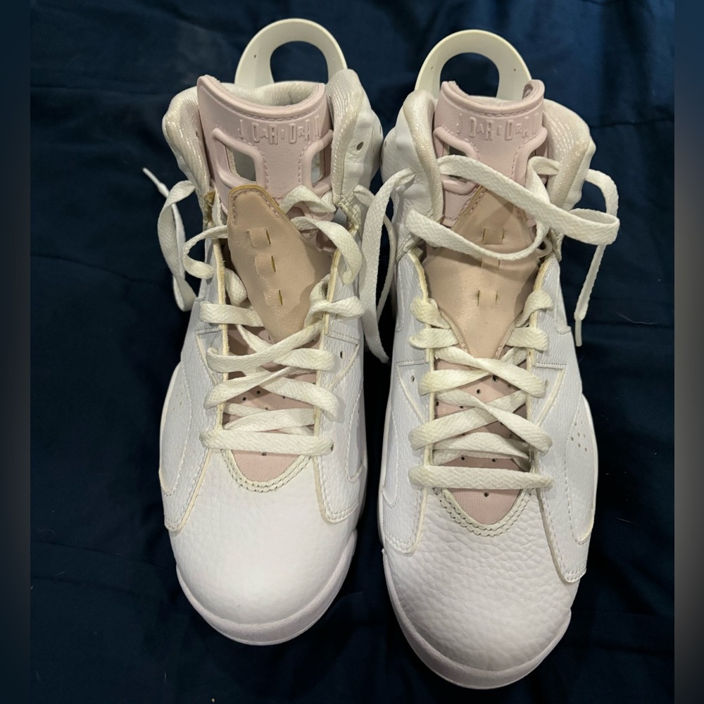 New worn Jordans. New without tags missing gold hoops
